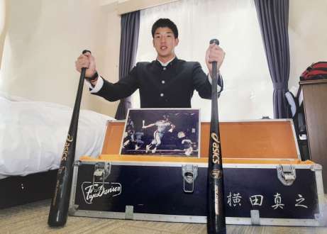 阪神の寮に入った日の横田慎太郎さん。手前のバットケースは、プロ野球ロッテなどで活躍した父・真之さんから譲り受けた