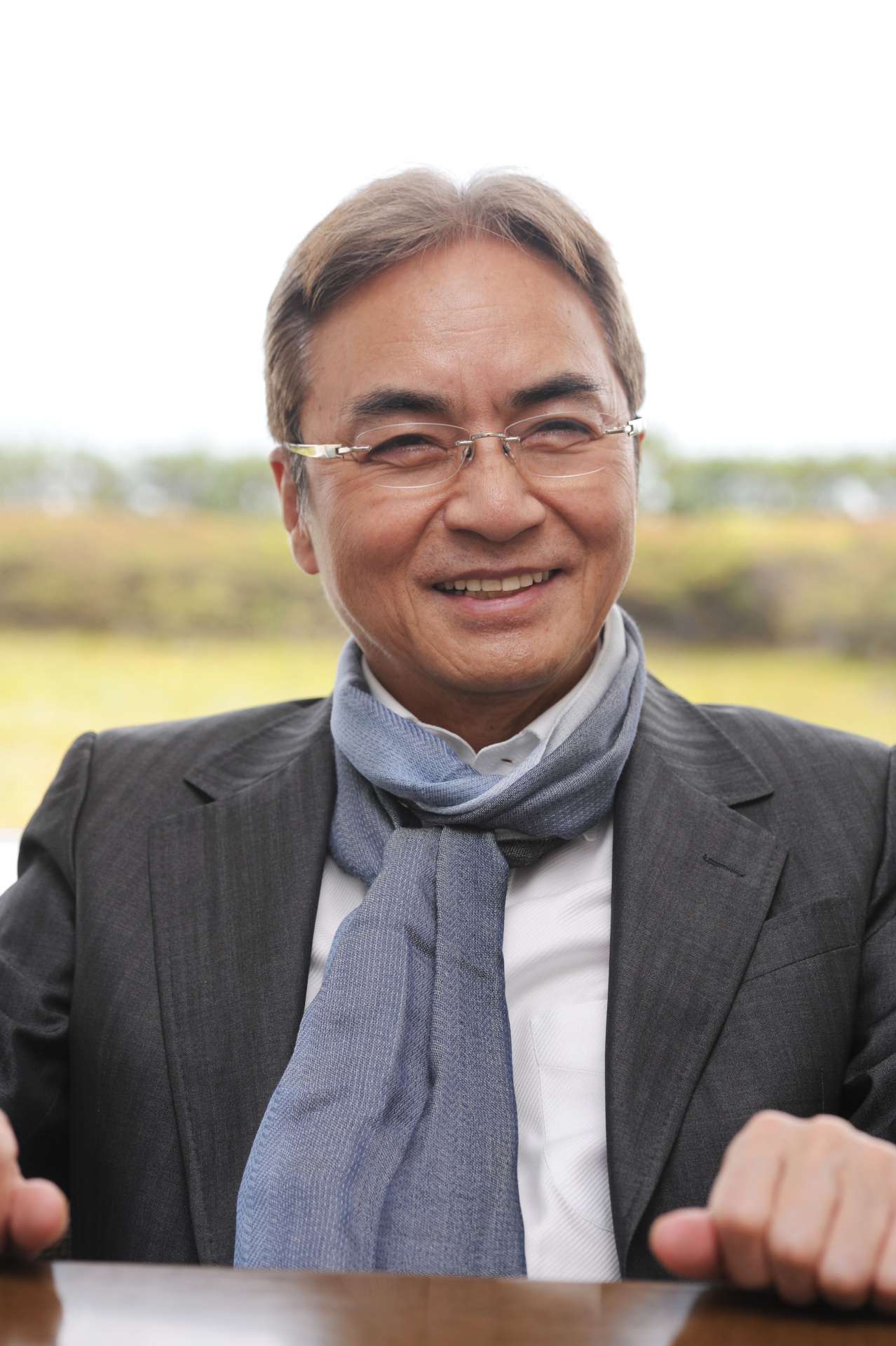 「これからは、頑張りすぎず、好きなことをぼちぼちやっていきたい」と話す西郷輝彦さん＝2013年3月、鹿児島市の南日本新聞社