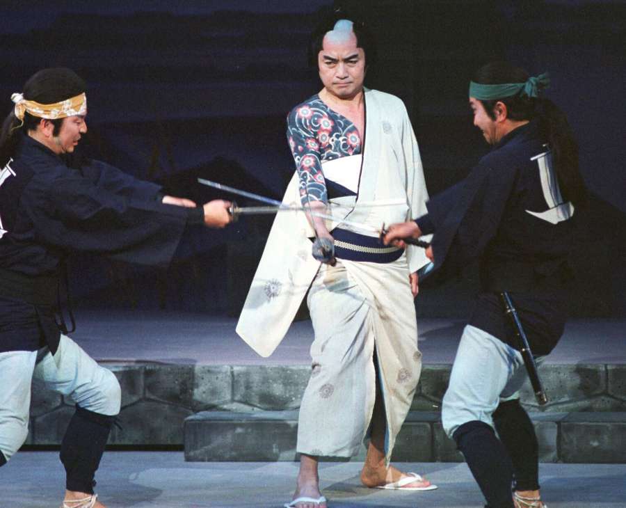 2002年6月、全国縦断特別公演の鹿児島公演で「江戸を斬る」の演目を熱演する西郷輝彦さん（中央）＝鹿児島市