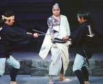 2002年6月、全国縦断特別公演の鹿児島公演で「江戸を斬る」の演目を熱演する西郷輝彦さん（中央）＝鹿児島市