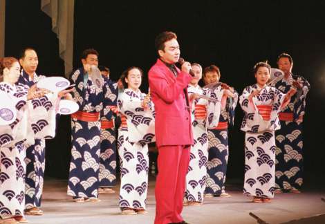 2002年5月、全国縦断特別講演のリハーサルで、おはら節を踊る俳優陣をバックに「青年おはら節」を熱唱する西郷輝彦さん＝大阪