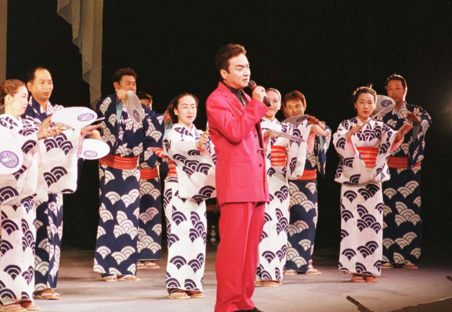 2002年5月、全国縦断特別講演のリハーサルで、おはら節を踊る俳優陣をバックに「青年おはら節」を熱唱する西郷輝彦さん＝大阪