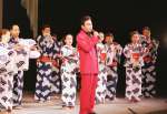 2002年5月、全国縦断特別講演のリハーサルで、おはら節を踊る俳優陣をバックに「青年おはら節」を熱唱する西郷輝彦さん＝大阪