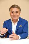 2019年10月、後援会「薩輝会」が主催するチャリティーゴルフコンペのため帰郷した際、インタビューに答える西郷輝彦さん＝鹿児島市