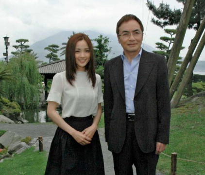 2011年5月、博多座の舞台「天璋院篤姫」の記者会見に臨む島津斉彬役の西郷輝彦さん（右）と篤姫役の国仲涼子さん（左）＝鹿児島市の仙巌園