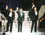 「御三家メモリアルコンサート」で客席からの声援に応える（右から）西郷輝彦さん、橋幸夫さん、舟木一夫さん＝２００１年１２月、鹿児島市