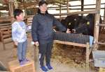 ２０頭ほどの母牛を飼育する繁殖農家の永田佳美さん＝姶良市蒲生