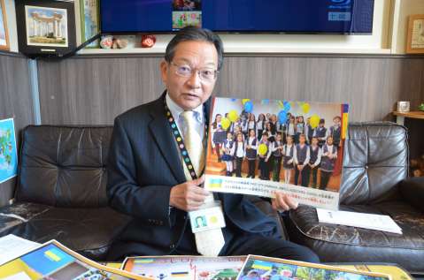 ウクライナの子どもの写真を手に情勢を案じる上川咲男さん