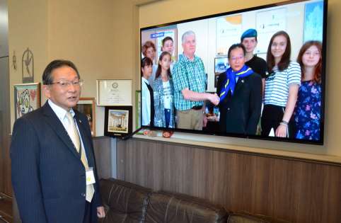 ウクライナの学校と姉妹校締結した際の思い出を語る上川咲男さん＝２５日、鹿児島市鴨池１丁目