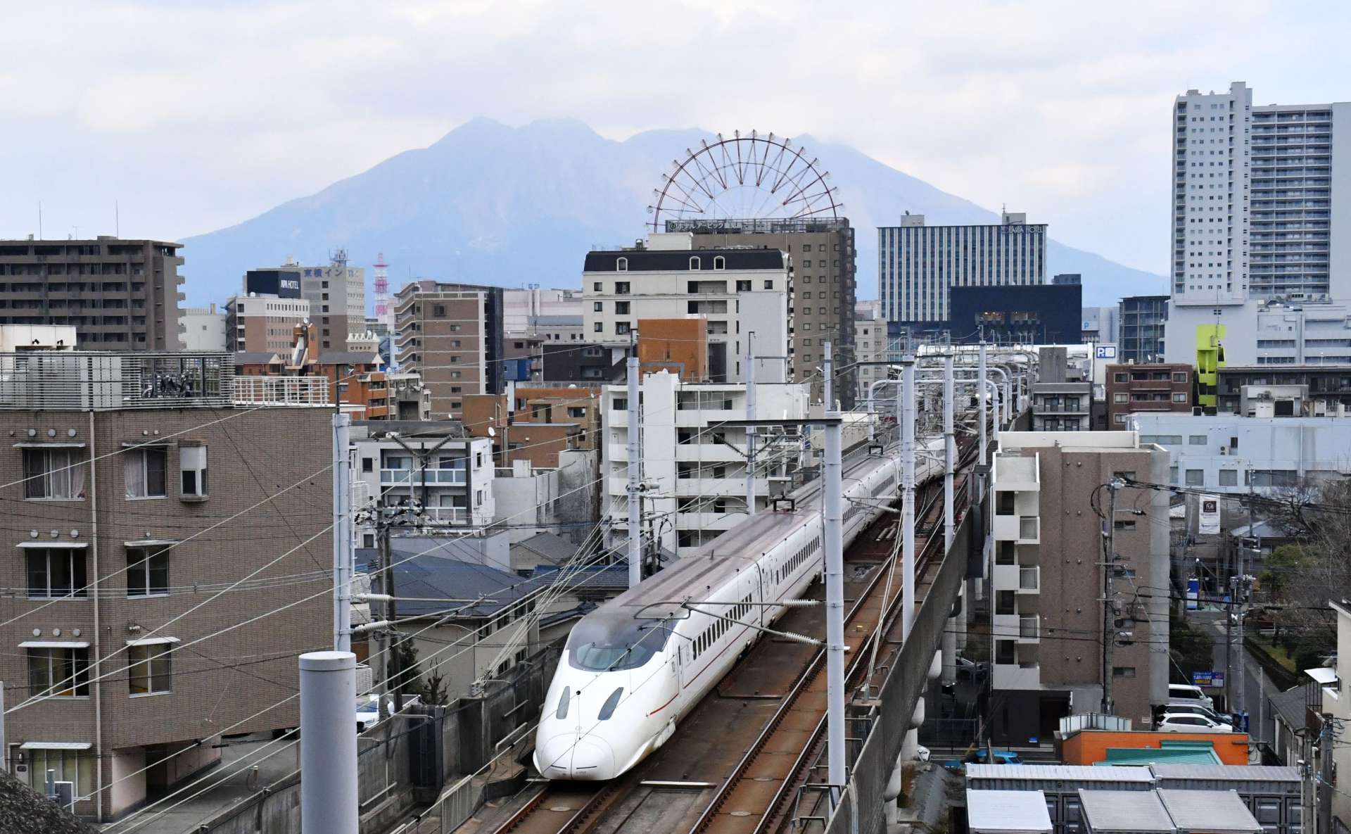 全線開業から１２日で１１年となる九州新幹線＝２月、鹿児島市武２丁目