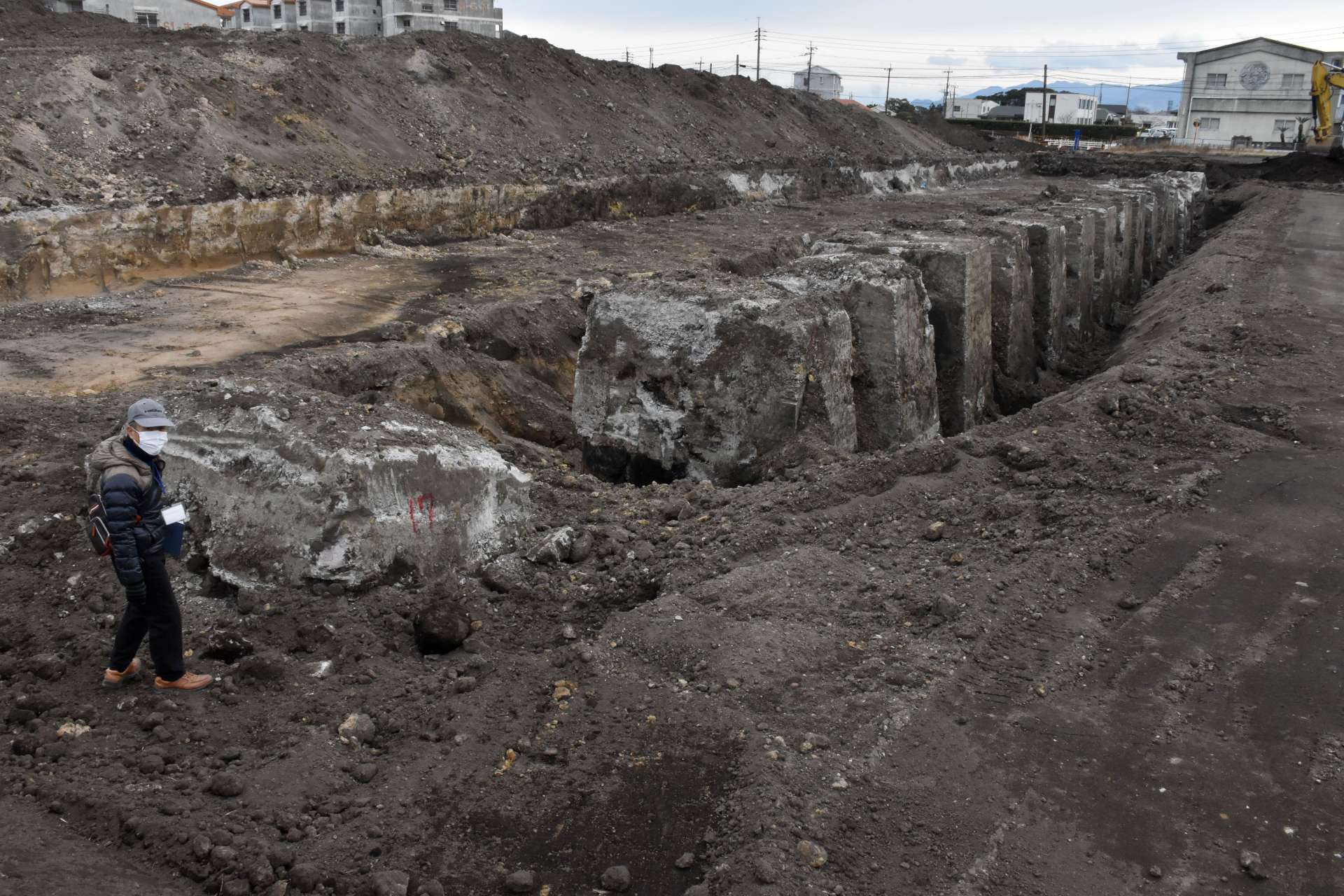 工事現場から見つかったコンクリート魂＝２月１８日、鹿屋市の海上自衛隊鹿屋航空基地