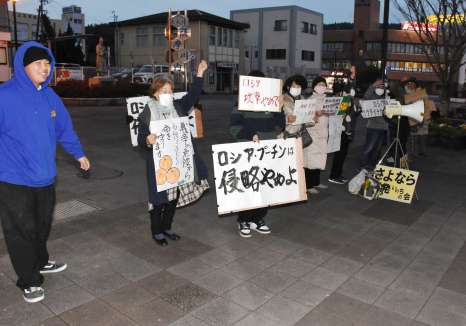 ロシアのウクライナ侵攻へ抗議する参加者＝４日、薩摩川内市の川内駅前