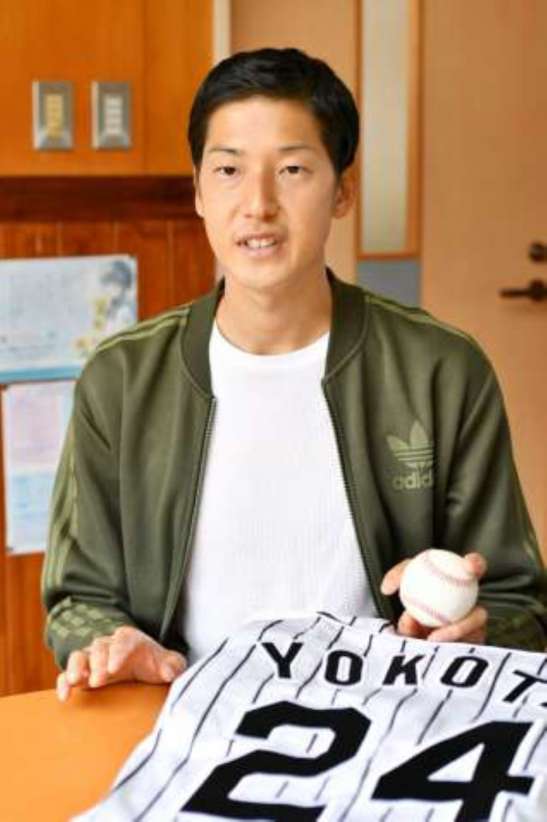 インタビューに答える横田慎太郎さん