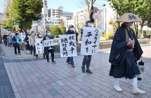 市街地を行進する参加者＝鹿児島市