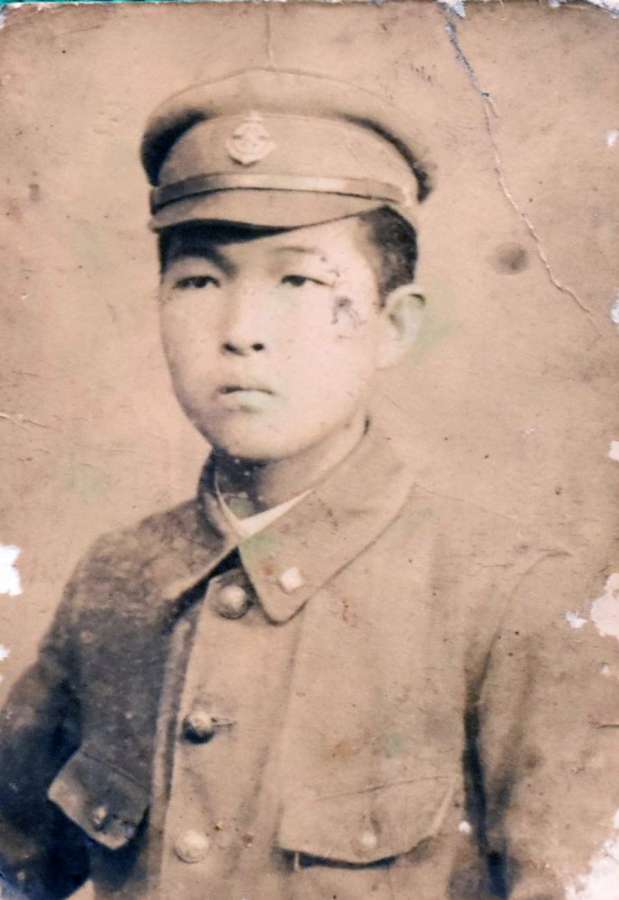 兵庫県明石市の工場にいた頃の制服姿の遠矢文雄さん