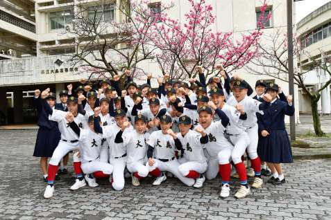 センバツ出場が決まり喜ぶ大島高校野球部員ら＝1月28日、奄美市の同