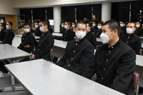 初戦の相手が強豪・明秀日立（茨城）と決まり笑顔で話し合う大島ナイン＝４日、奄美市の大島高校