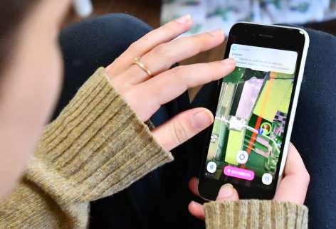 家族の位置情報が分かるスマートフォンアプリの画面。避難を始めてから欠かさず確認している