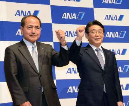 ＡＮＡホールディングスの新社長に昇格する芝田浩二専務執行役員（左）と、会長に就く片野坂真哉社長＝東京都港区