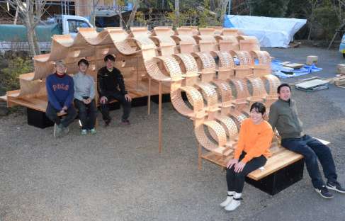 鹿児島大学大学院の学生らが造り上げた木造あずまや＝鹿児島市石谷町