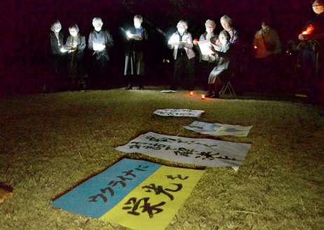 ウクライナの平和を祈るシスターら＝１４日、鹿児島市唐湊２丁目