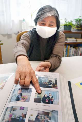 鹿児島を訪れたウクライナ人シスターと交流した際の写真を見せる澤ヤエ子さん