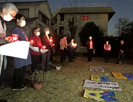 ウクライナの平和を祈る関係者=14日、鹿児島市唐湊2丁目