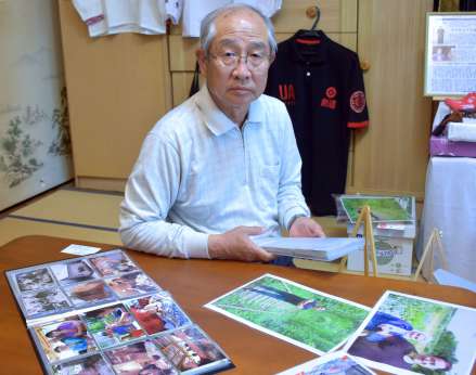 五代裕己さんが残した写真を前に「一日も早く停戦を」と語る父豊一さん