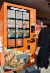 店休日に常連の利用が多いという自動販売機＝鹿児島市東開町