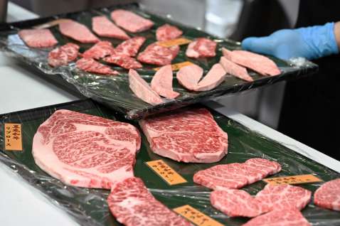 舟盛りに使われるさまざまな高級部位＝鹿児島市の「ふぁみり庵はいから亭」与次郎本店