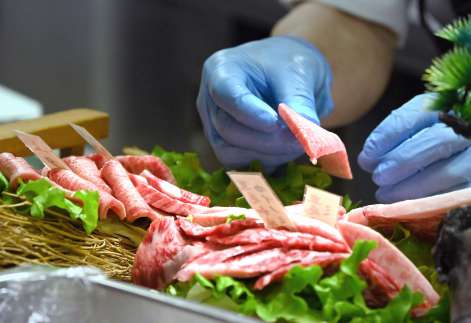 見栄え良く盛りつけられていく霜降り肉