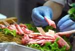 見栄え良く盛りつけられていく霜降り肉