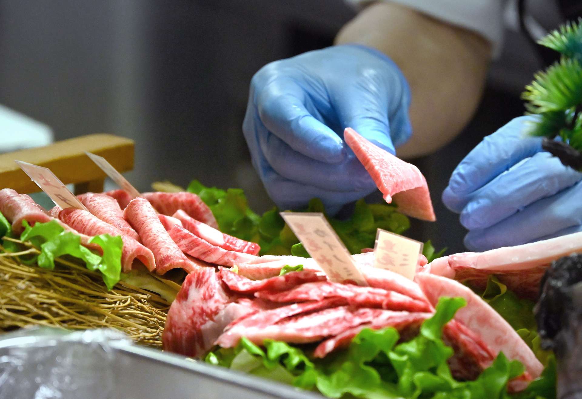 見栄え良く盛りつけられていく霜降り肉