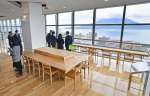 桜島を望む広々としたかごゆいテラス＝鹿児島県庁