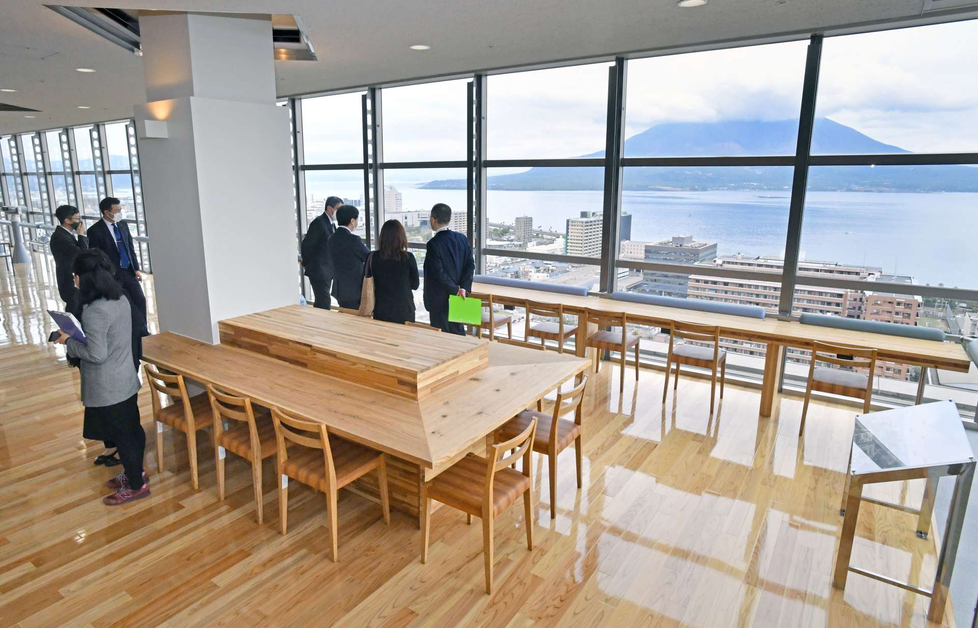 桜島を望む広々としたかごゆいテラス＝鹿児島県庁