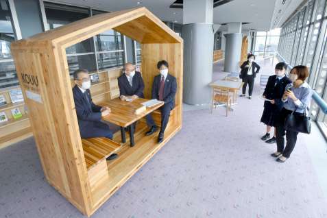 東京五輪で使用された県産材を再利用した「ブレストボックス」＝鹿児島県庁