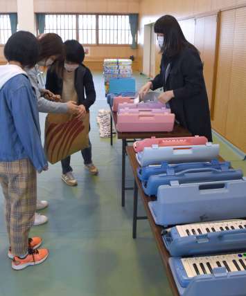 愛用の鍵盤ハーモニカなどを持参する卒業生ら＝霧島市国分の天降川小学校