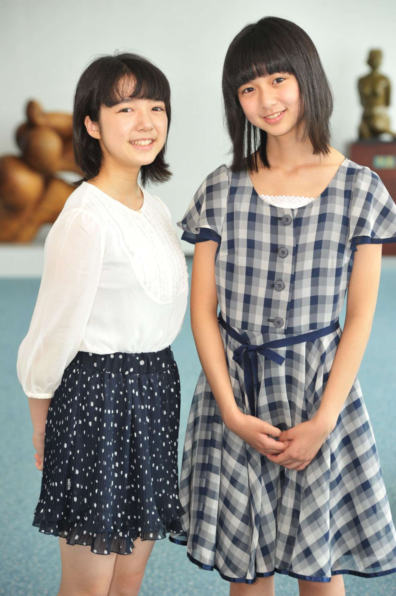 【懐かし写真】２０１２年、写真集についてインタビューを受ける上白石萌音さん（左）、萌歌さん姉妹＝鹿児島市の南日本新聞会館