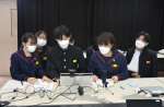私服登校について大分大学付属中学校と意見交換する鴨池中学校の校則検討委員会＝鹿児島市の鴨池中学校
