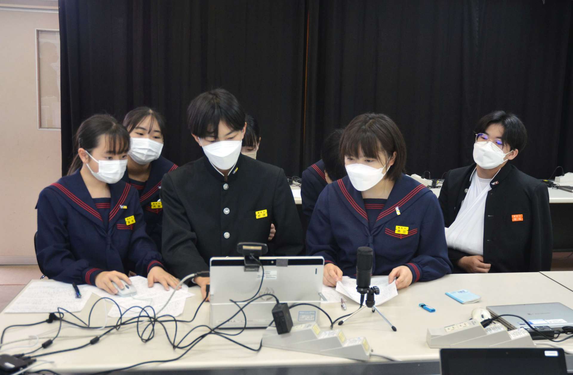 私服登校について大分大学付属中学校と意見交換する鴨池中学校の校則検討委員会＝鹿児島市の鴨池中学校