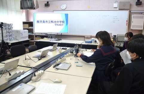 【別カット】私服登校について大分大付属中と意見交換する鴨池中の校則検討委員会