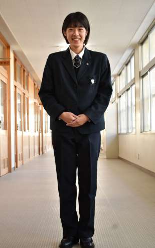 明桜館高校が４月から導入した女子用スラックス（同校提供）