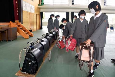 アフガニスタンに贈るランドセルを並べる卒業生＝３月３１日、阿久根市の脇本小学校