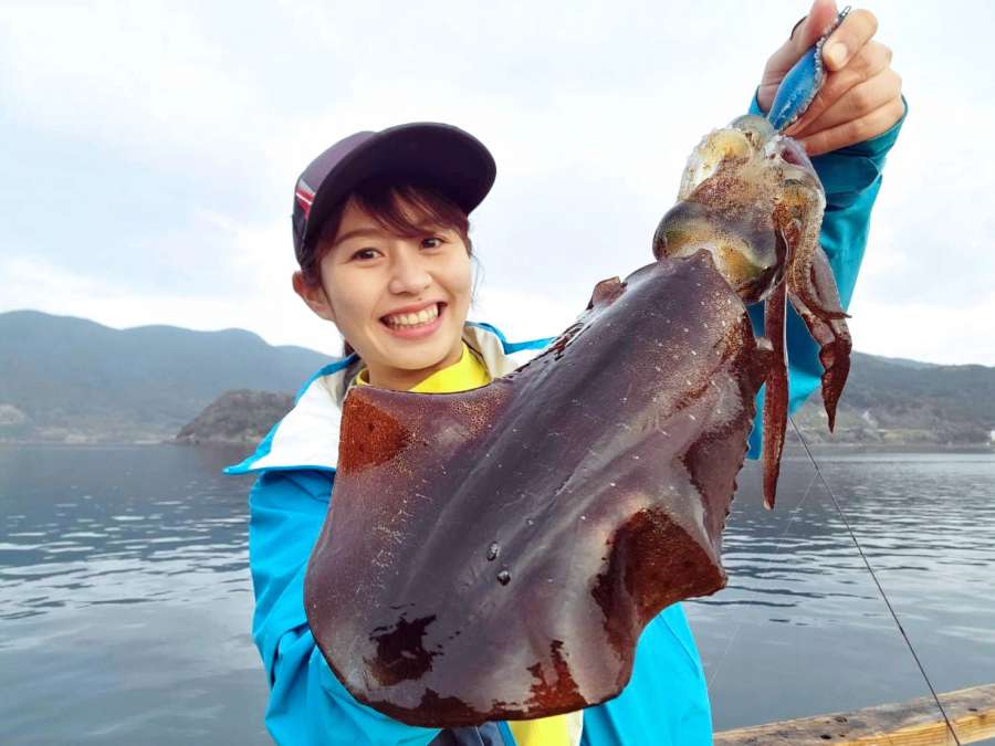 エギングで釣り上げたアオリイカ　＝３月下旬、南さつま市笠沙町