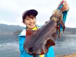 エギングで釣り上げたアオリイカ　＝３月下旬、南さつま市笠沙町