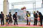 くす玉を割り鹿児島駅周辺整備の完成を祝う園児ら＝３月２６日、鹿児島市浜町