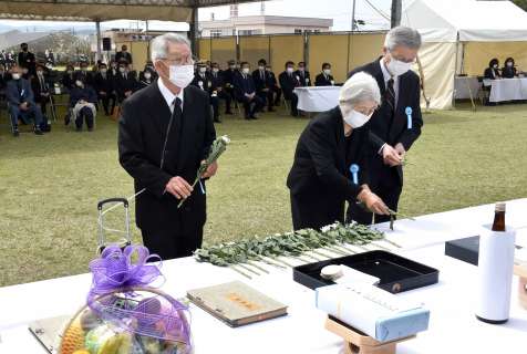 旧鹿屋航空基地特別攻撃隊の戦没者追悼式で献花する米満繁達さん（左）＝鹿屋市今坂町の小塚公園慰霊塔前広場