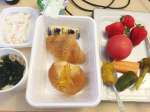 ３月３１日の朝食。自宅から持ってきたイチゴ、トマト、ピクルス、マーマレードに、乾燥ワカメを加えたマイタケみそ汁を添える