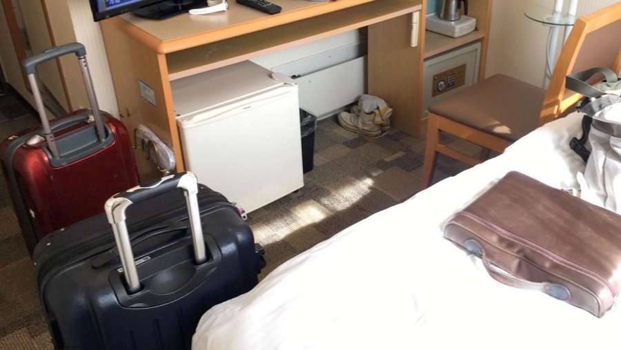療養初日。ホテル入室の直後に撮影。スーツケース２個に必要なものを詰め込んできた