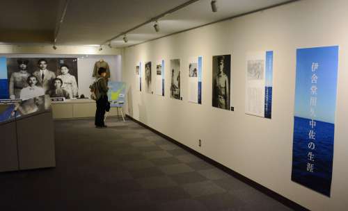 遺品やパネルで伊舍堂用久中佐の生涯を伝える企画展＝南九州市の知覧特攻平和会館